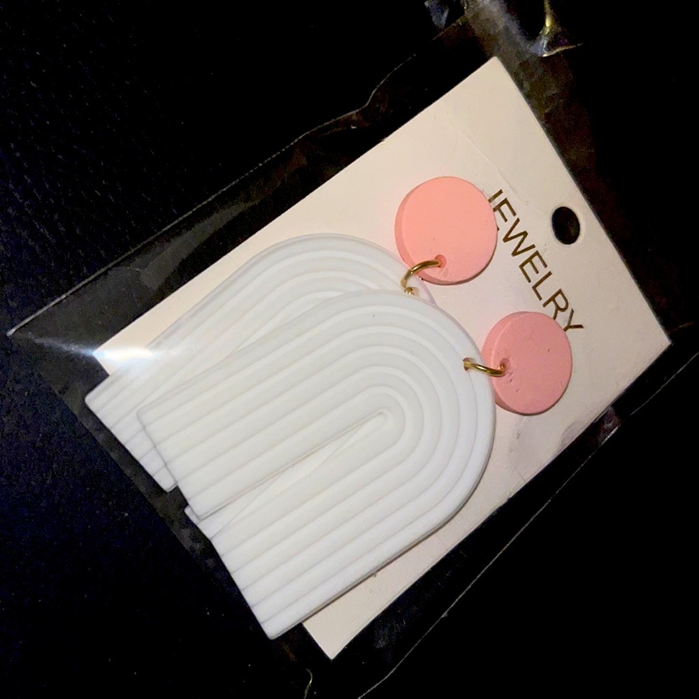 Cutesy dangling earrings , light doesn’t tug on your ears